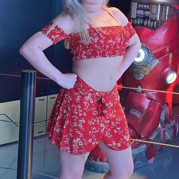 Red floral crop top and skirt set - Picture 2 of 4